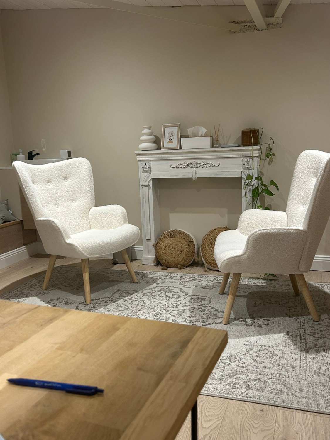 Les fauteuils bouclés du cabinet à Mauguio dans une lumière chaude