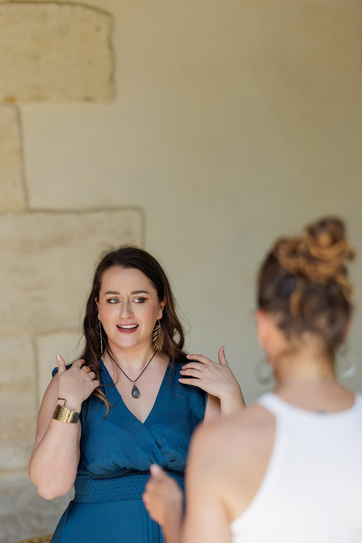 Laure-Hélène Bracoud explique le déroulé de l'accompagnement à une cliente, lors d'une séance